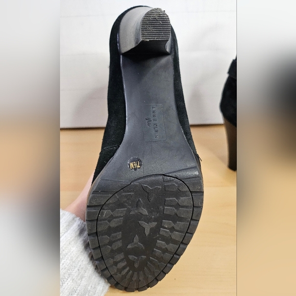 Anne Klein iFlex Black Faux Fur Suede with Back Zipper Ankle Boots size 7 1/2 - Picture 5 of 8